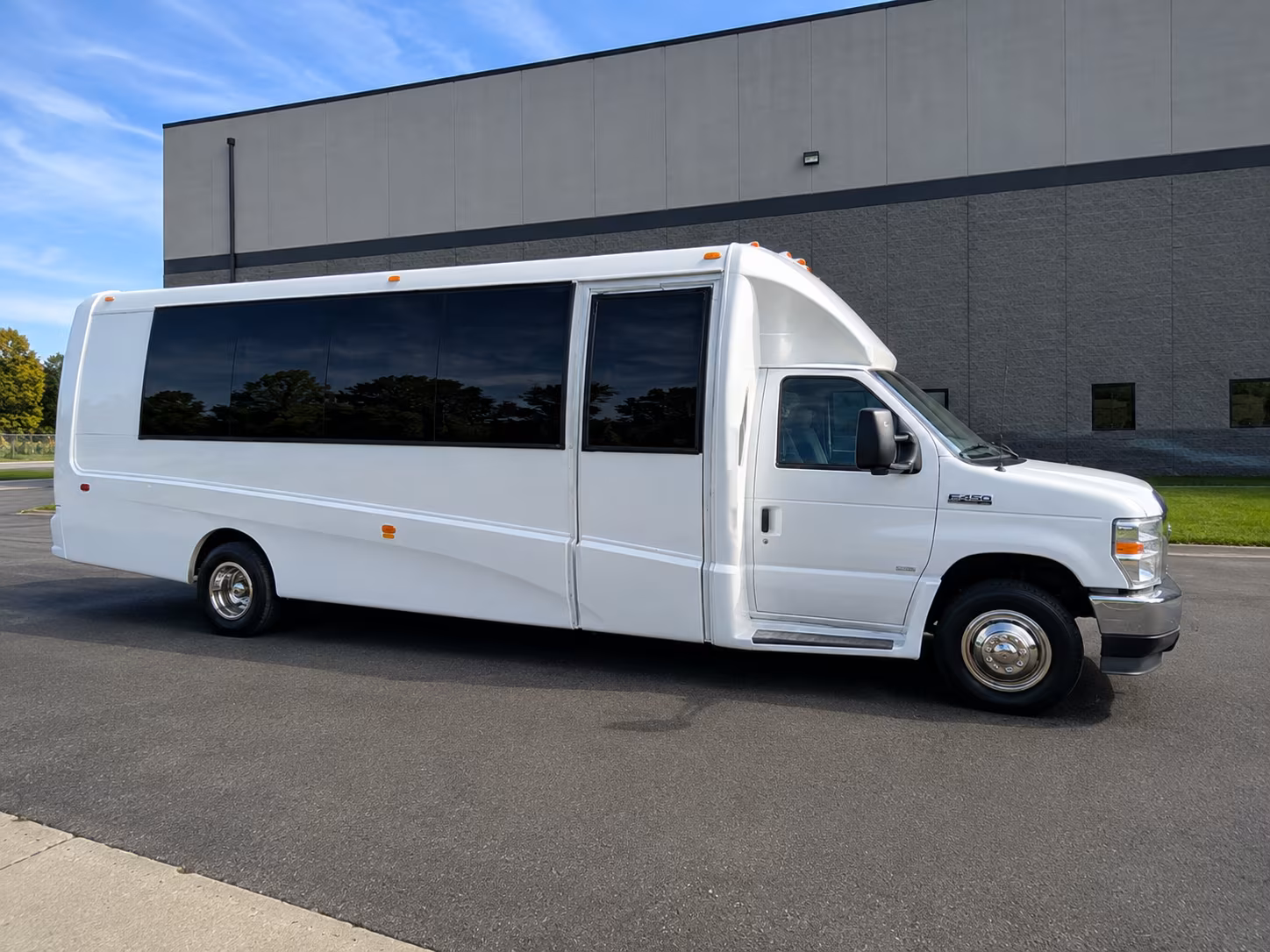 corporate airport transfer buses between berkeley and oakland international